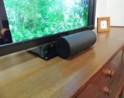 テレビの下に、スピーカーを横に並べて一体型のように置いた設置例