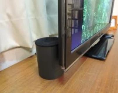 テレビの後ろに、スピーカーを置いた設置例