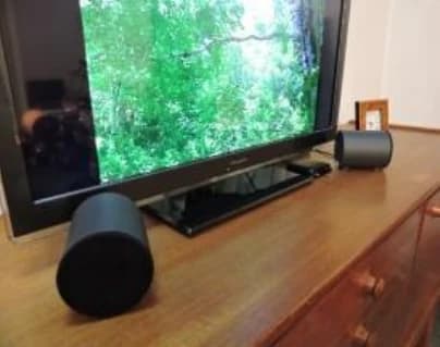 テレビの前に、スピーカーを横に寝かせて置いた設置例