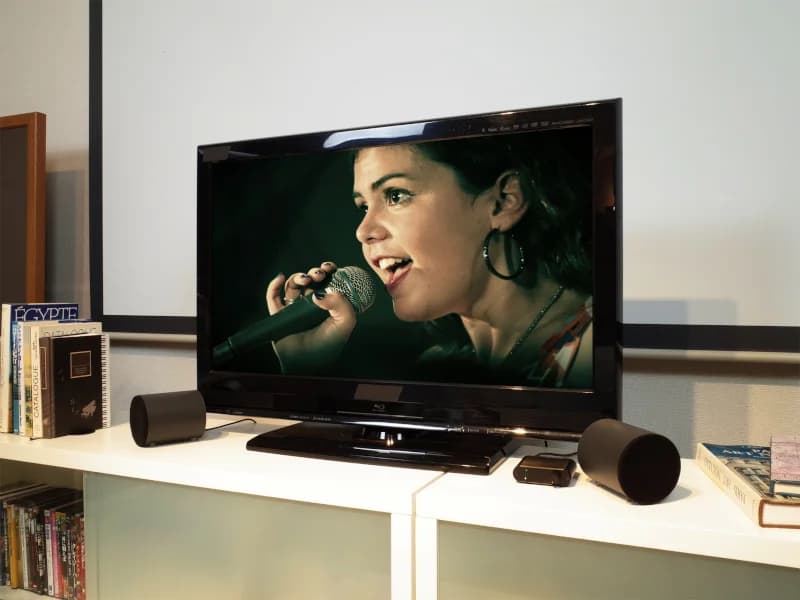 テレビの左右に置いたMTVS 2本と、テレビの前に置いた専用アンプ(リビングの設置例)
