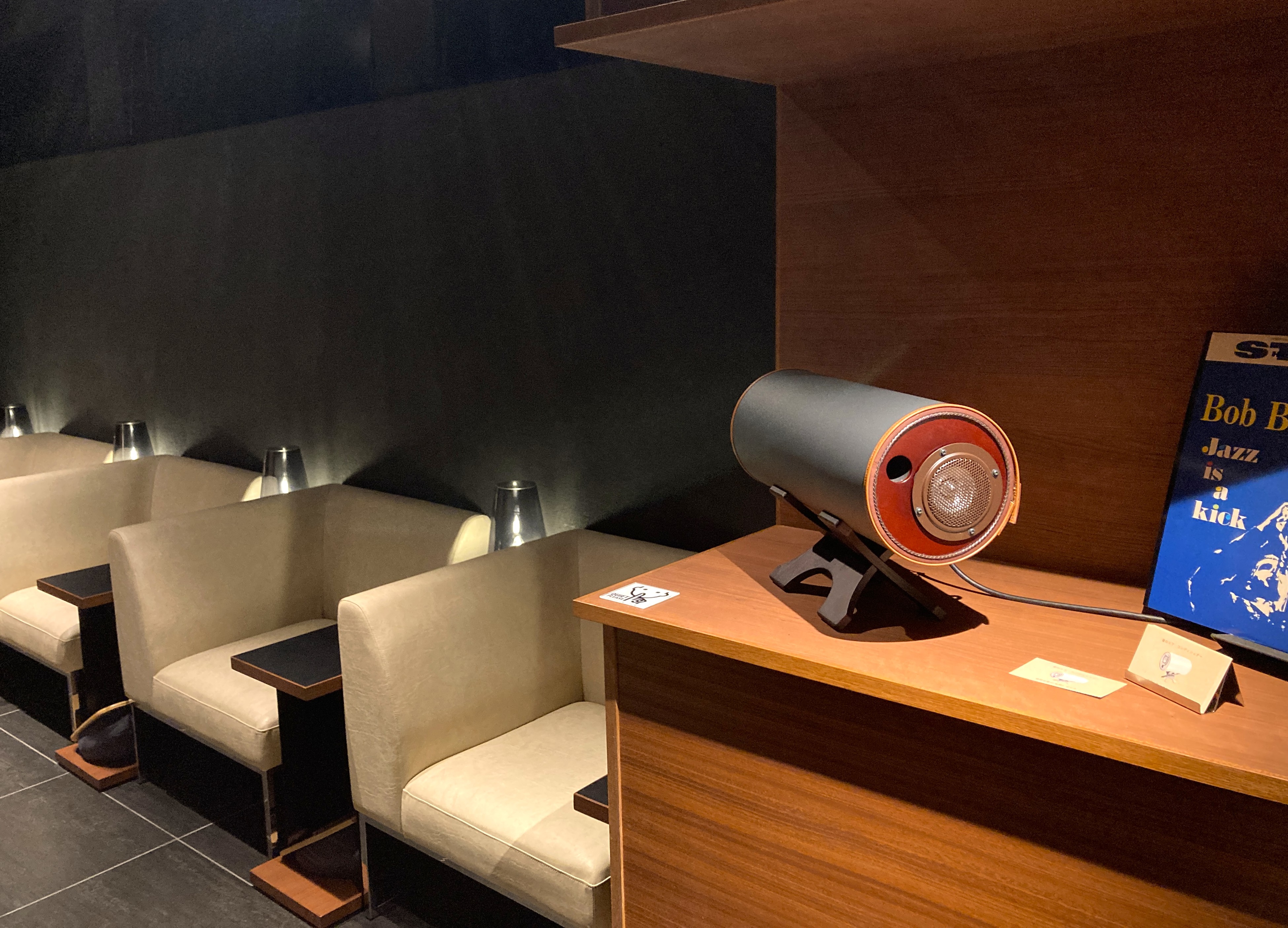 試聴ルーム付きのカフェ