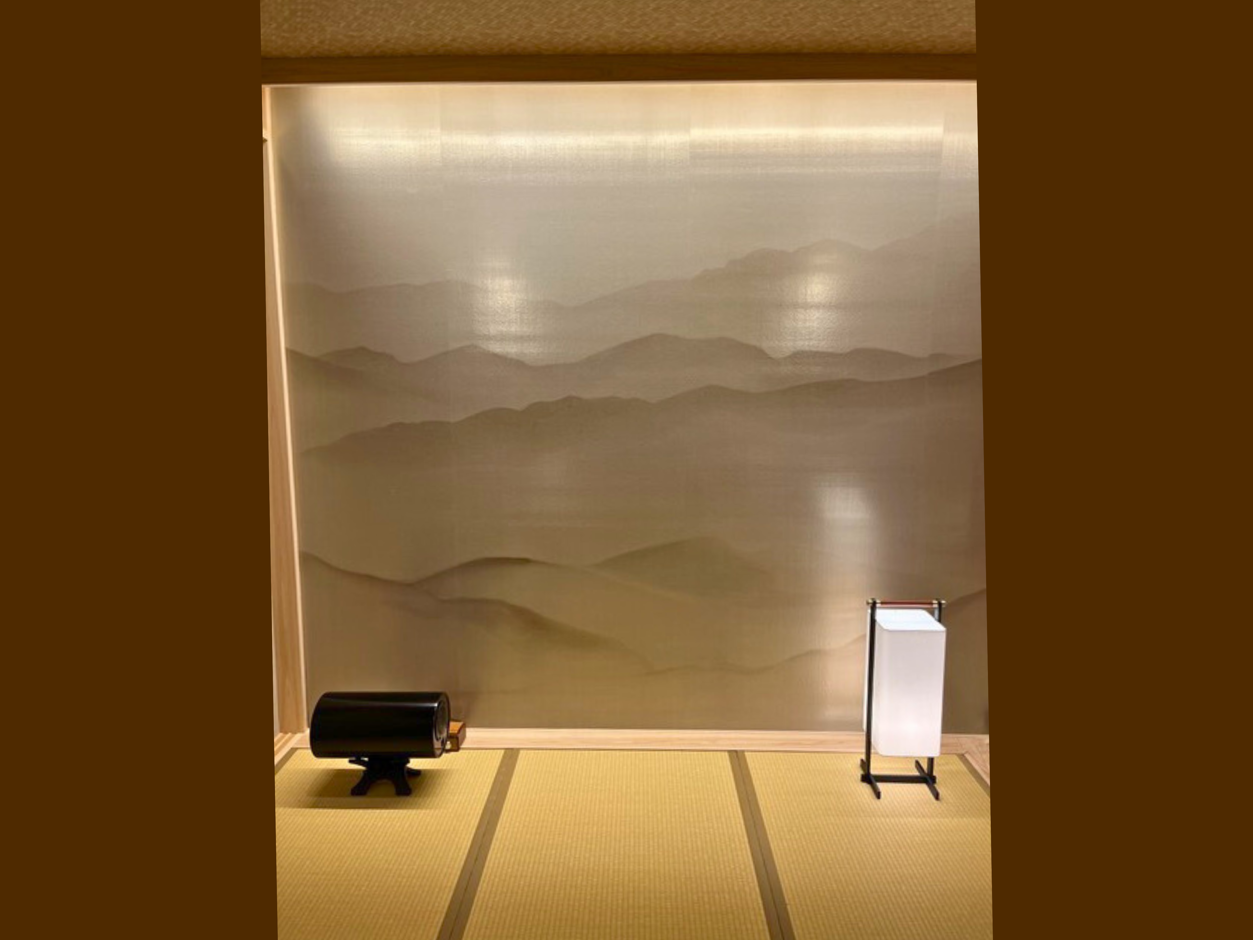 アートに包まれた極上のサロン空間で過ごす